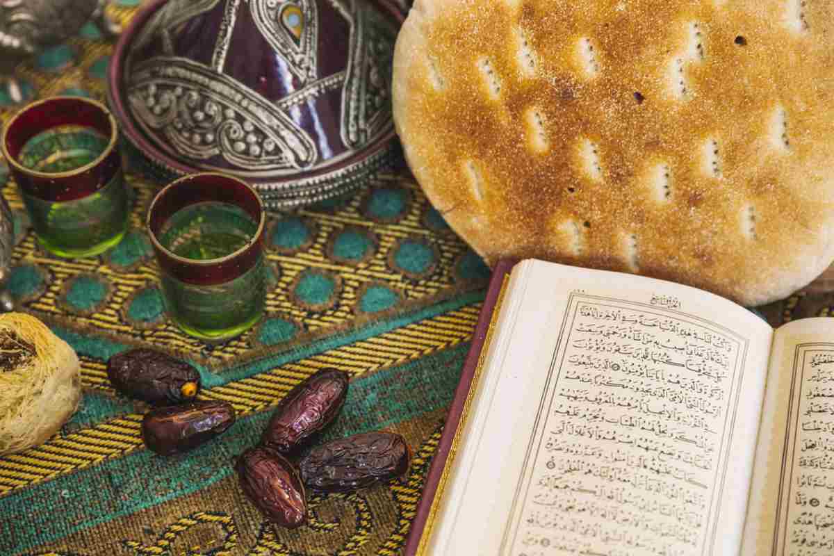 Ураза в коране. Рамадан Коран. Пост Рамадан. Рамадан Коран финики. Коран на столе.