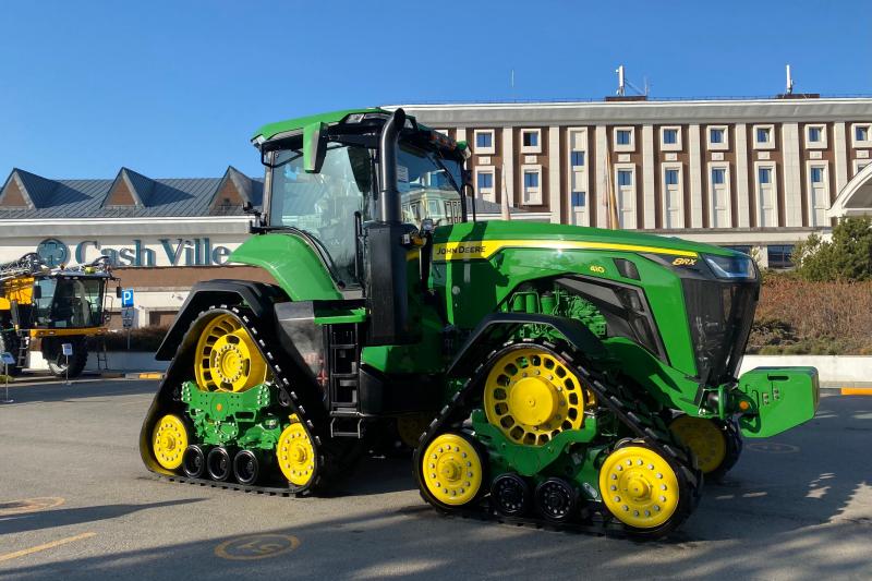 Soil-friendly and powerful out in the field - 8RX from John Deere presented to agrarians in Kazakhstan