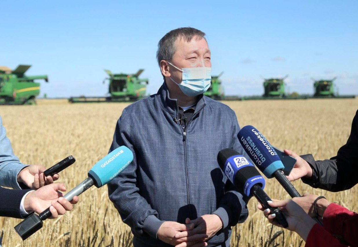 Министр сельского хозяйства ознакомился с ходом уборочной кампании в Акмолинской области